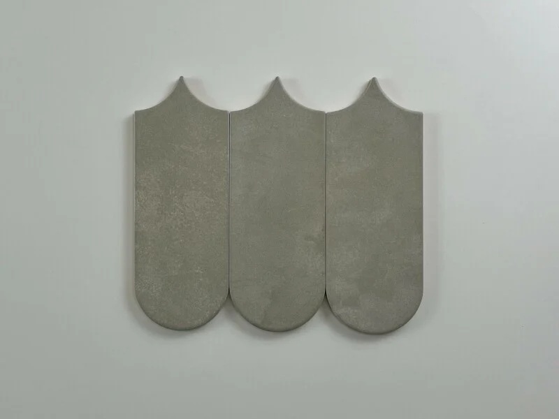 Tegelsample: Jabo Alure wandtegel taupe visschub 8x21.5cm