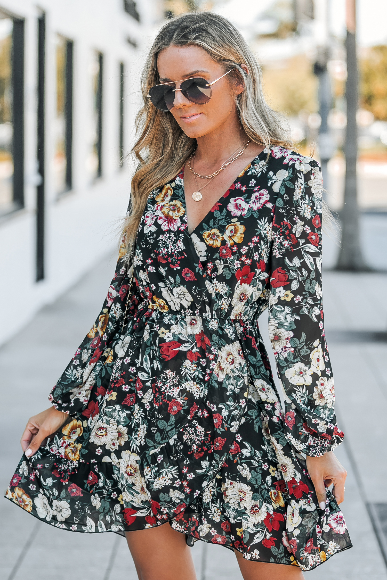 Robe mini avec col en V à emballage et volants