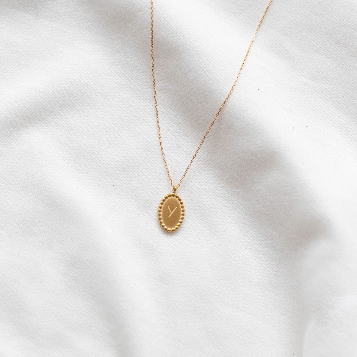Collier médaillon gravé lettre alphabet