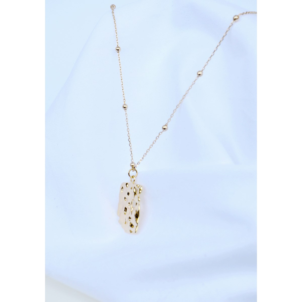 Collier délicat minimaliste chaîne pendentif martelé plaqué or