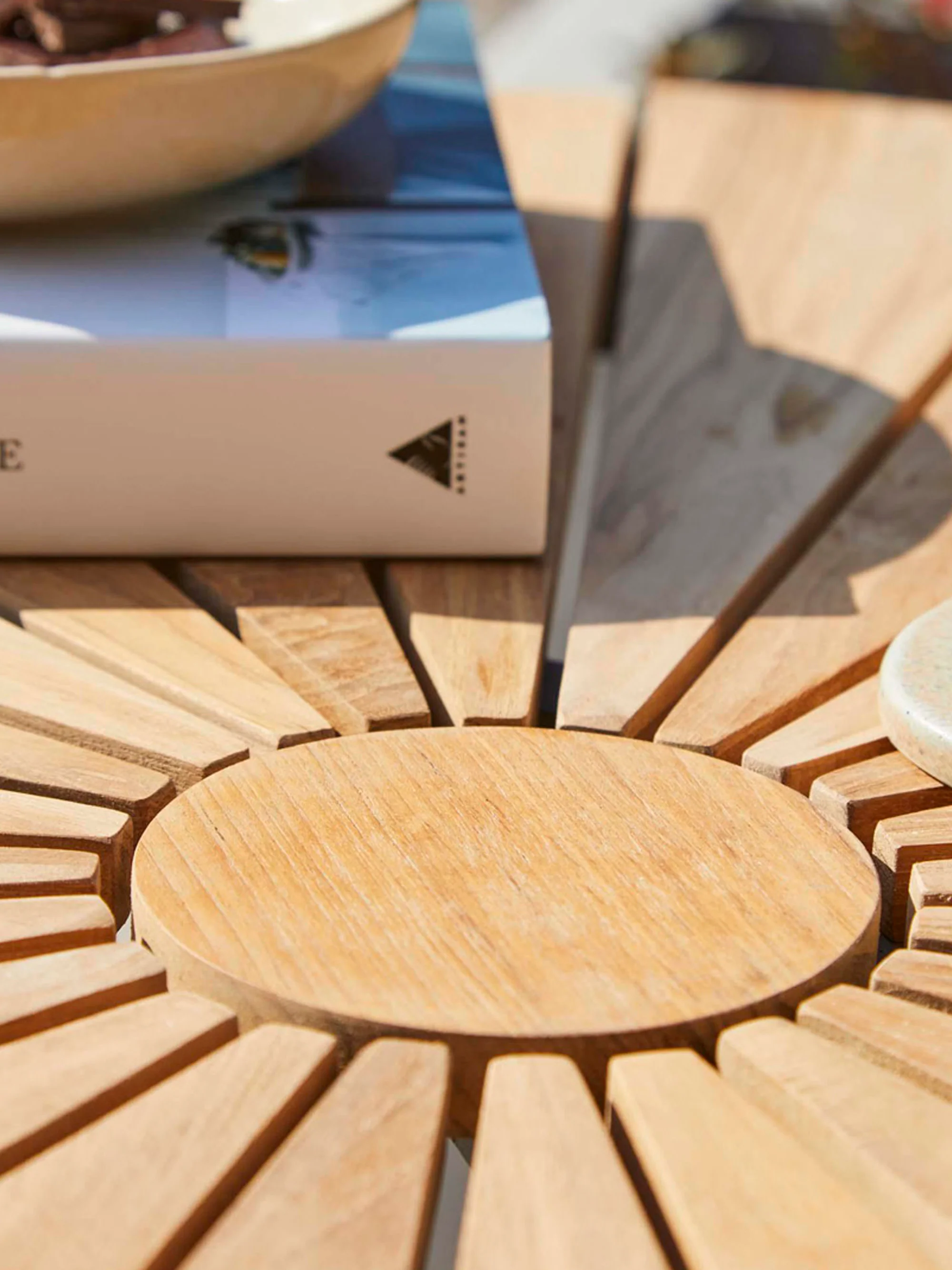 Ronde balkon tafel Hard & Ellen met teakhouten tafelblad