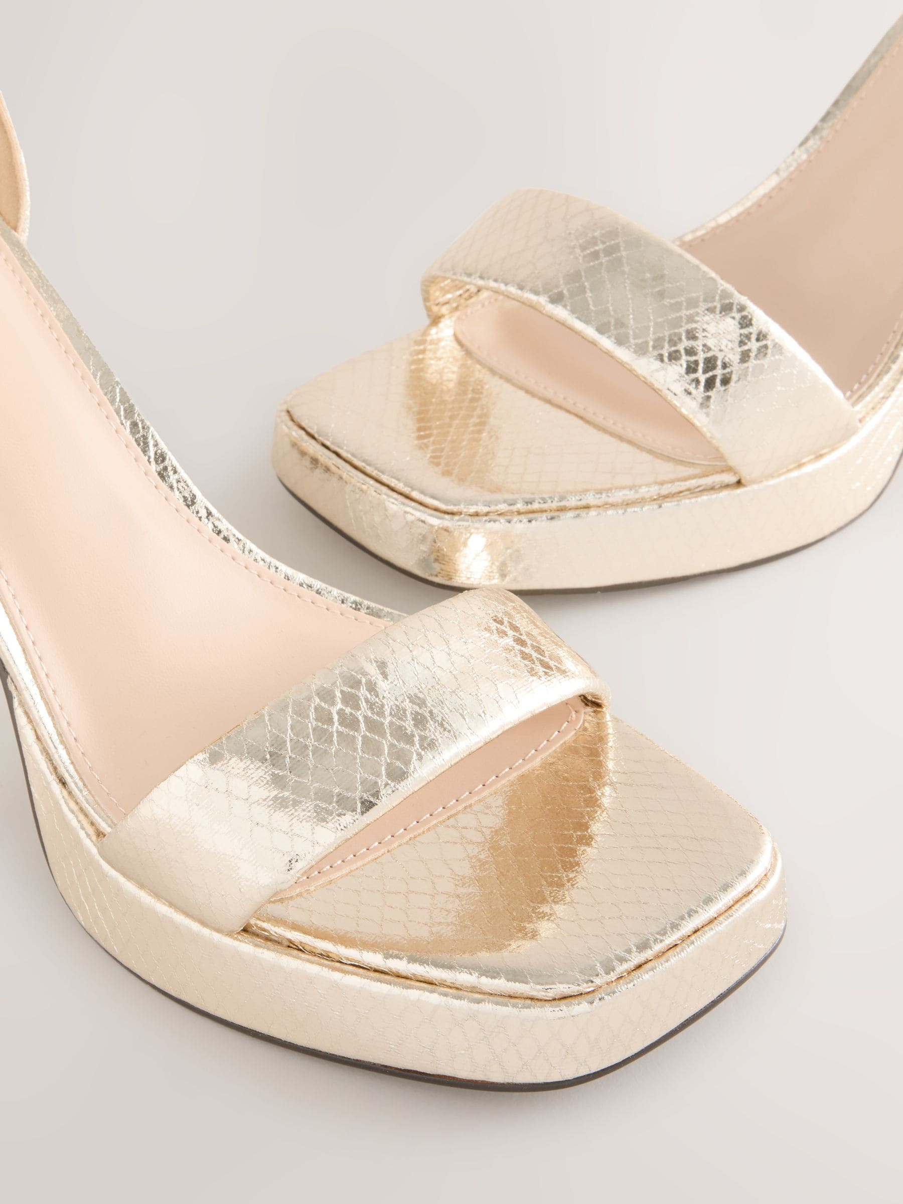 Goud - Vierkante neus platform schoenen met uitlopende hakken