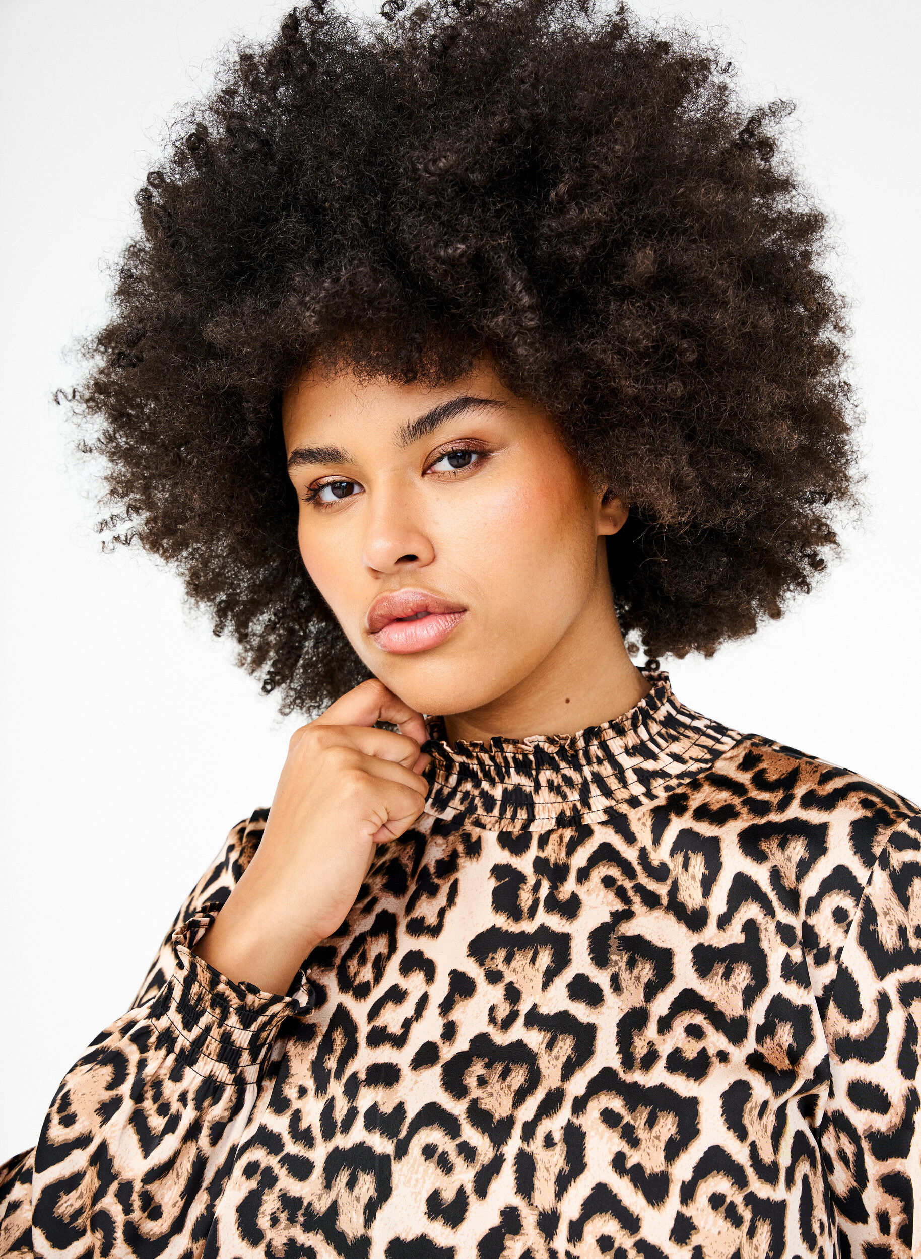 Bluse med smock og leopardprint