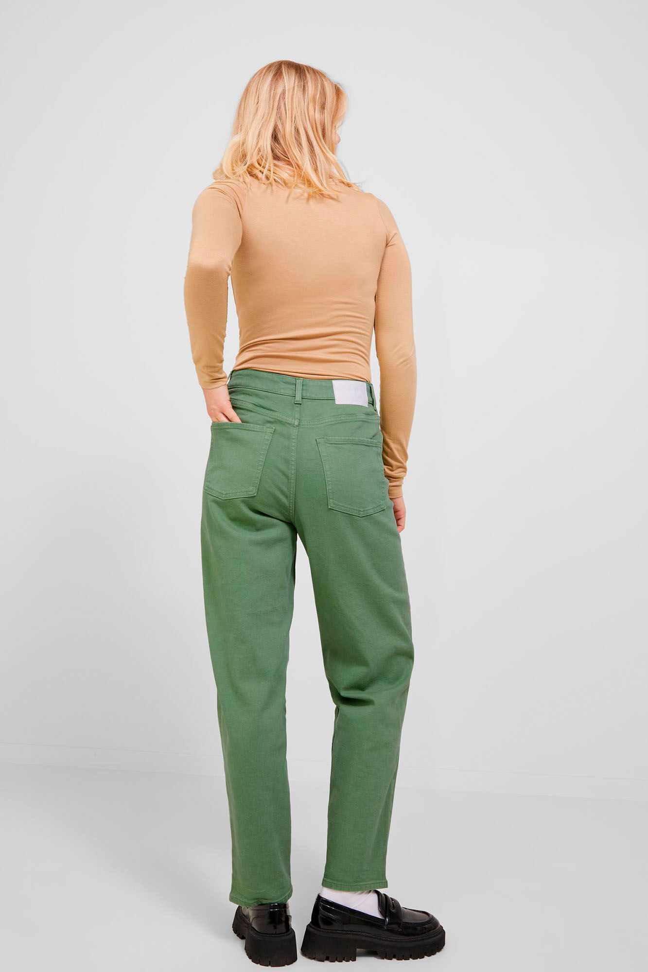 calça jeans mom fit colorida