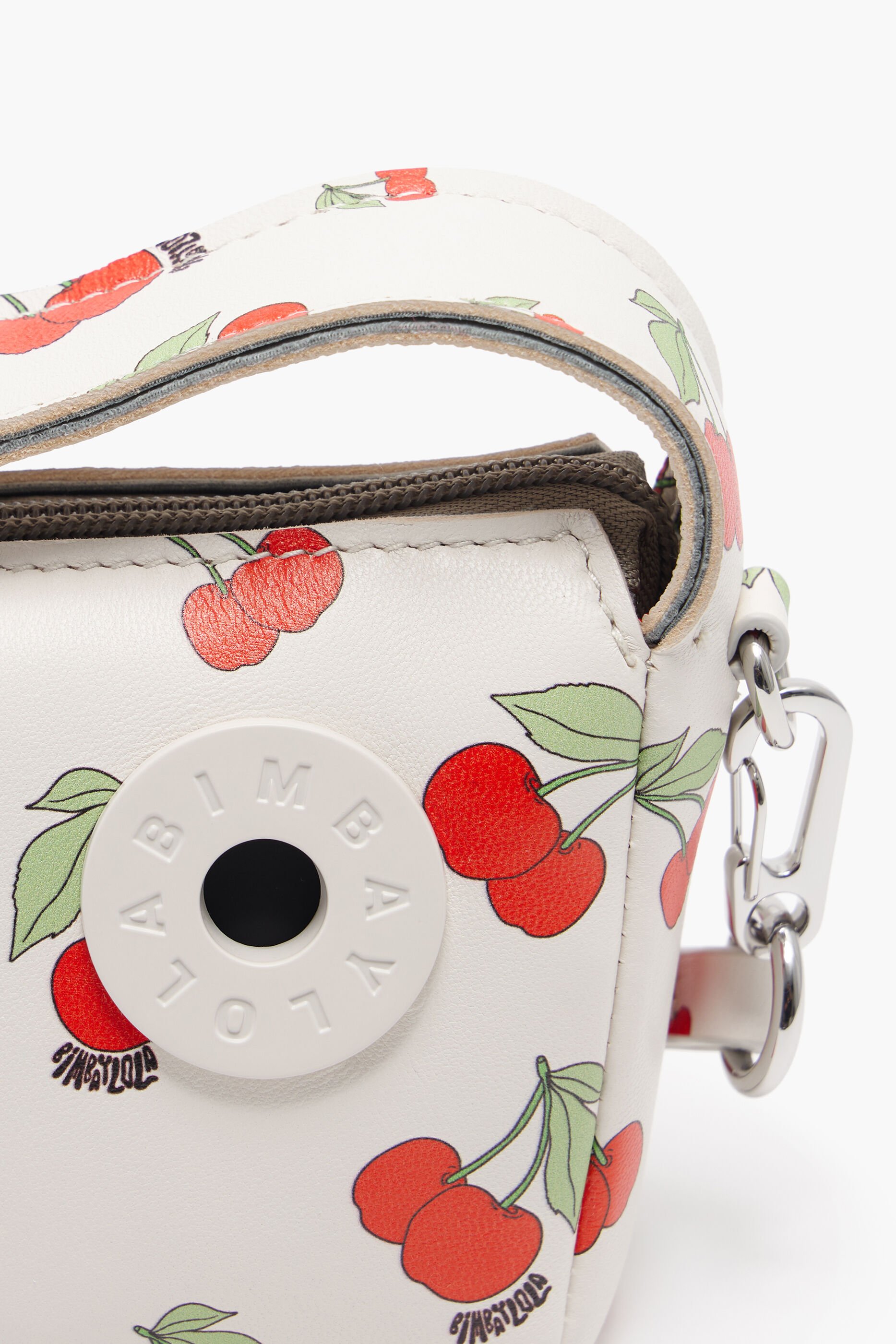 Bolsa hobo tamanho XS, em couro branco com estampa de cerejas.