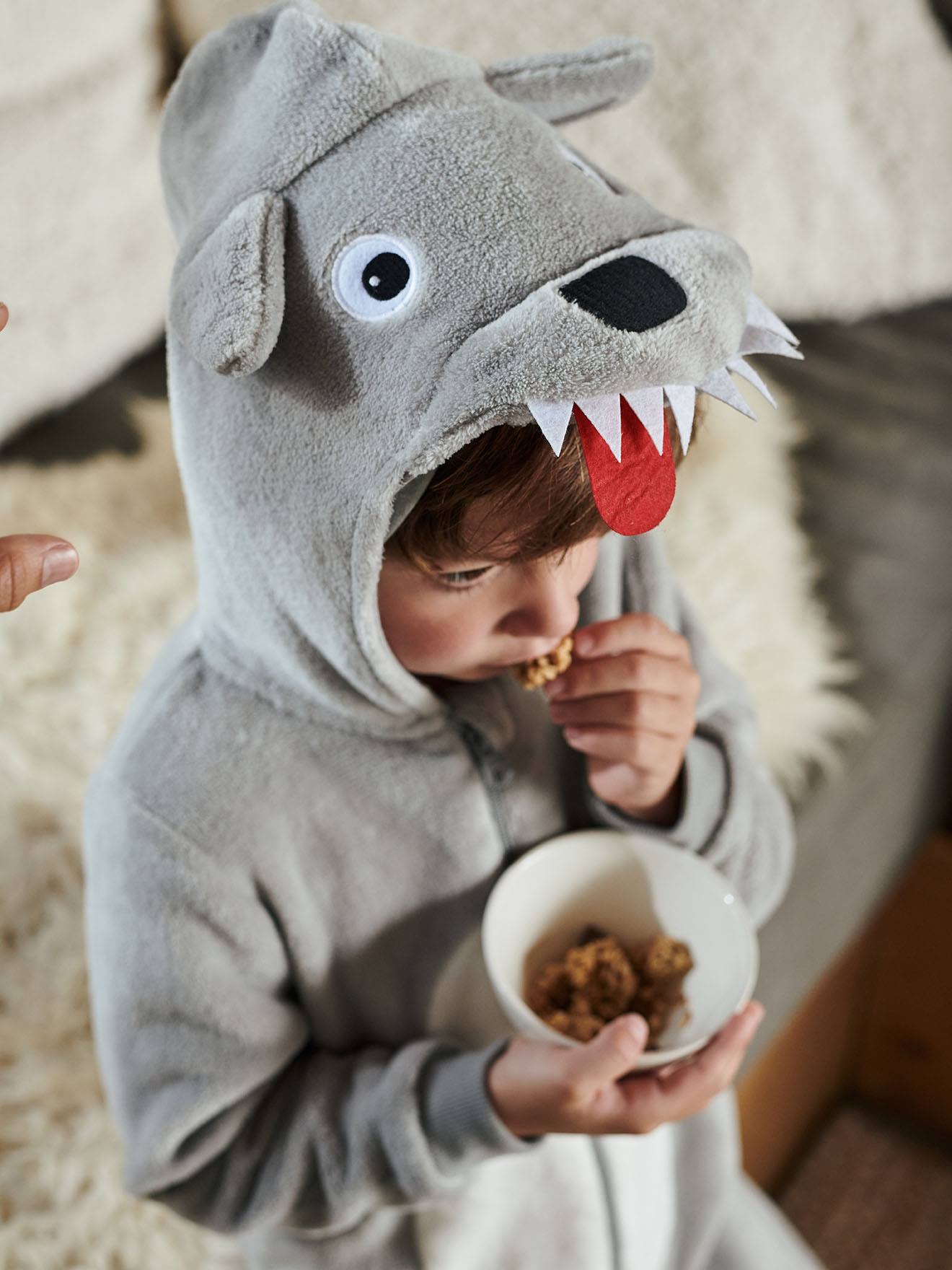 Pijama macacão de lobo para meninos, cinza claro liso com estampas.