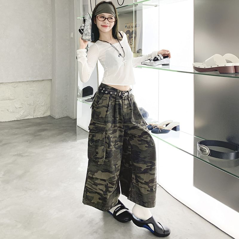 Denimot - Mid Rise Camo Print Capri Cargobroek met Wijde Pijpen