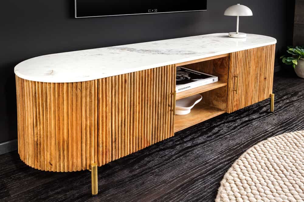 Massives TV-Board TRES CHIC 140cm natur Mangoholz weiß Marmor mit viel Stauraum