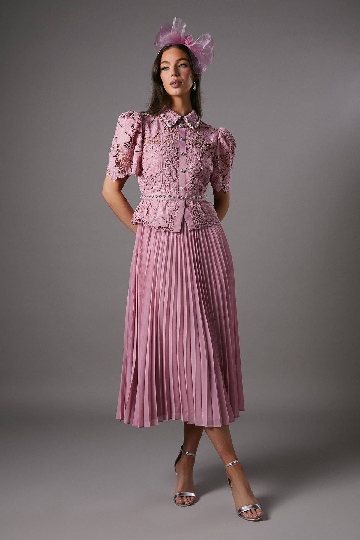 Coast Robe à Corsage en Dentelle et Jupe Plissée avec Boutons Bijoux