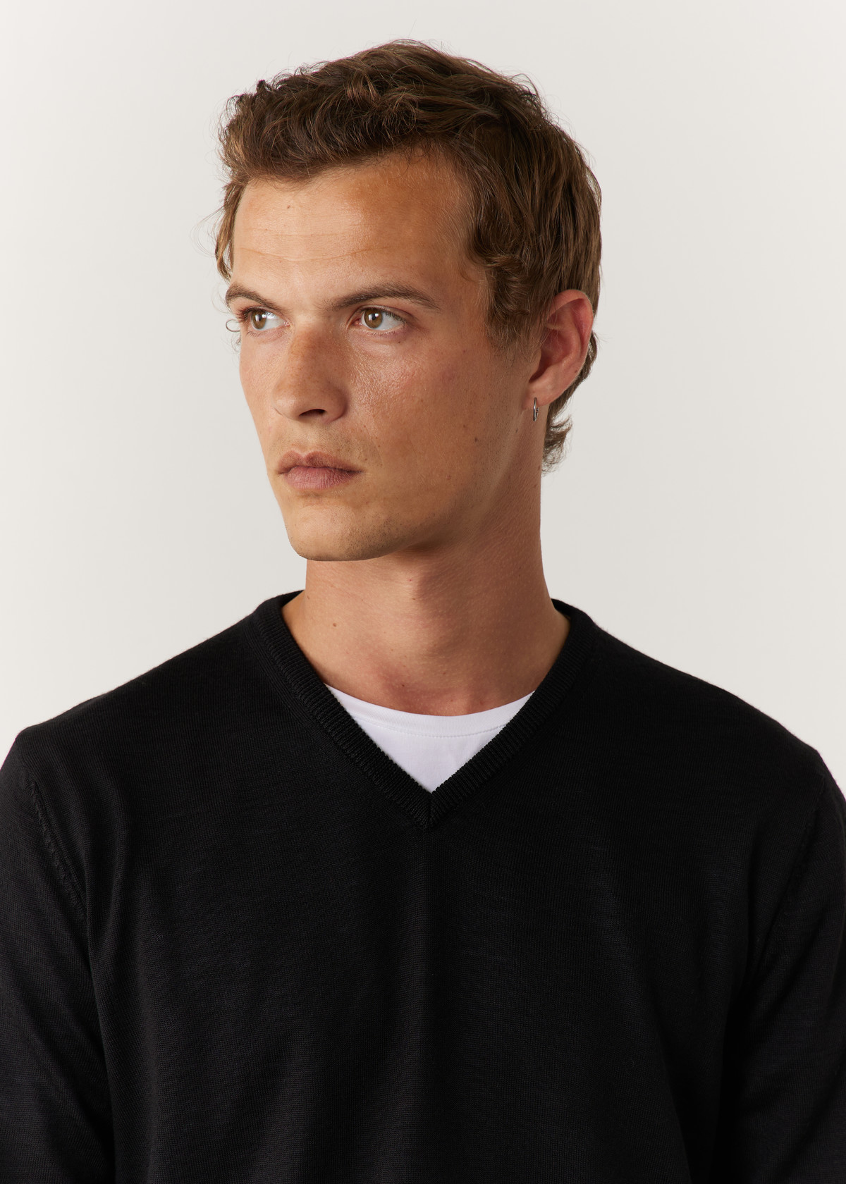 Pull col V en laine Mérinos mélangée unie noire