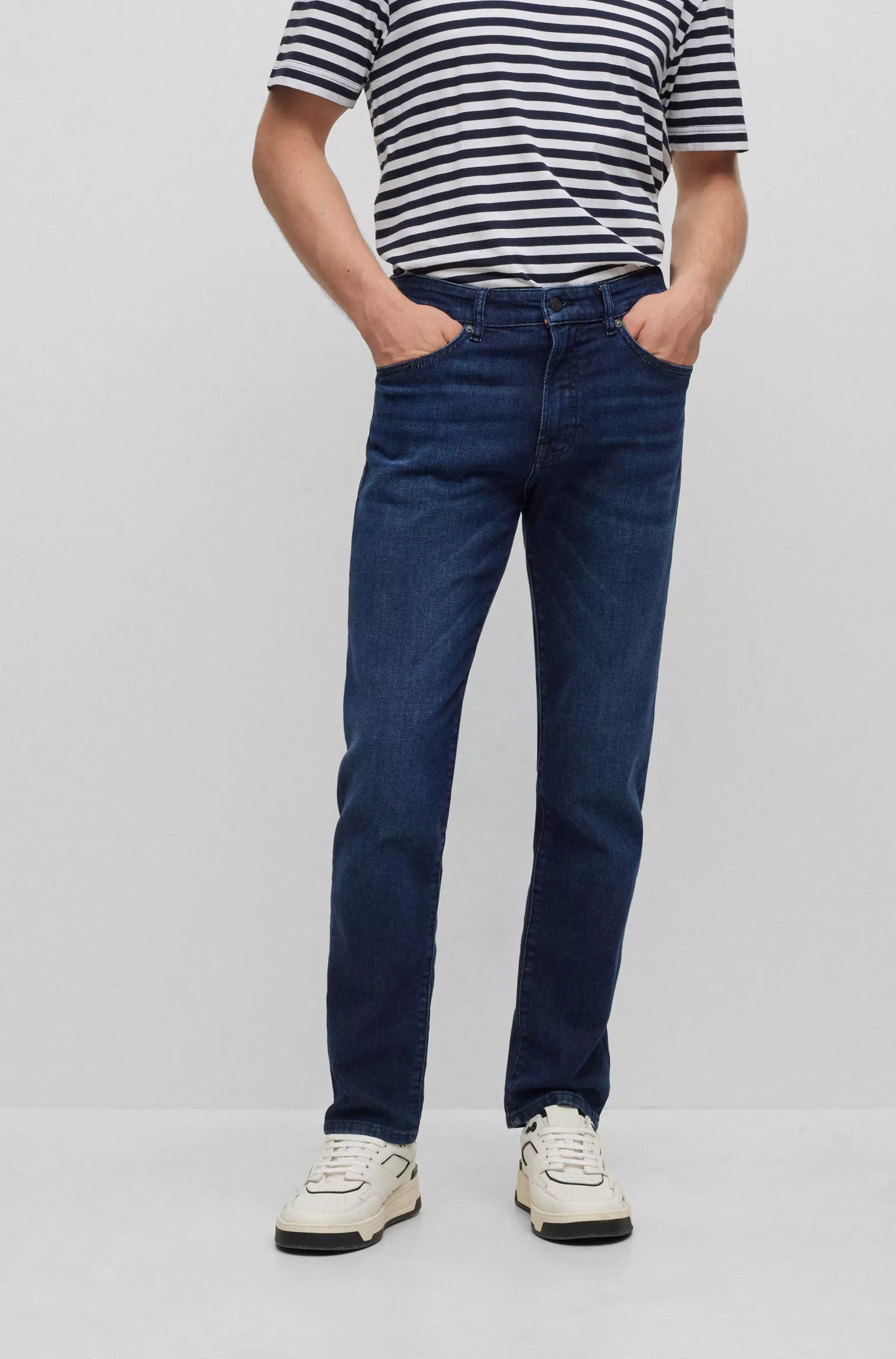 Calça jeans BOSS laranja, corte regular, em denim azul-escuro com elasticidade confortável.