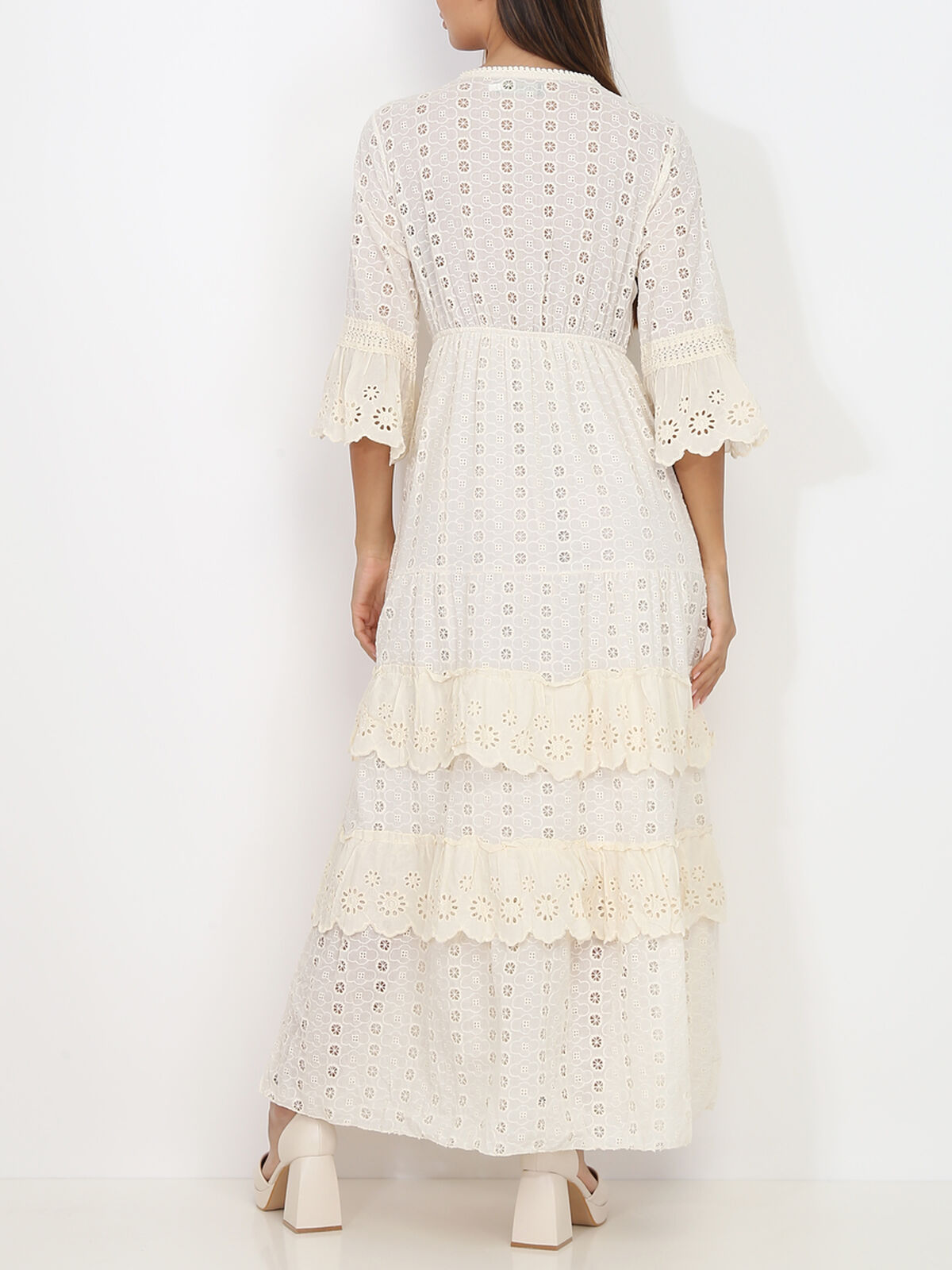 Robe longue en broderie anglaise à volants- Beige