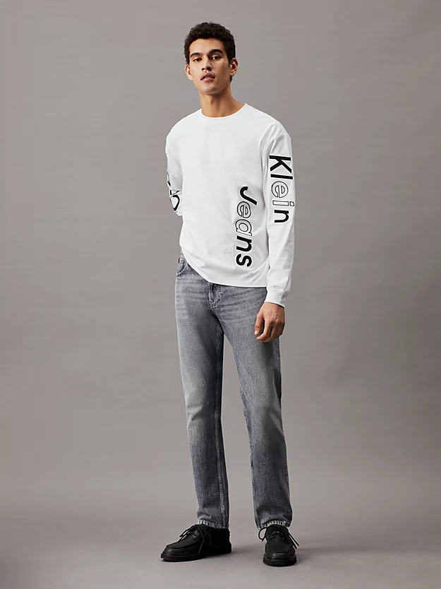 Camiseta de manga comprida com estampa e logotipo.