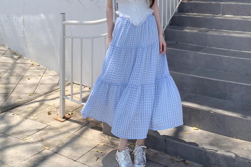 Trendycas - Tanktop met ronde hals, ruches en knopen, geribbeld breisel / Geruite midi-lijn rok met hoge taille en gelaagde zoom / Hoofddoek