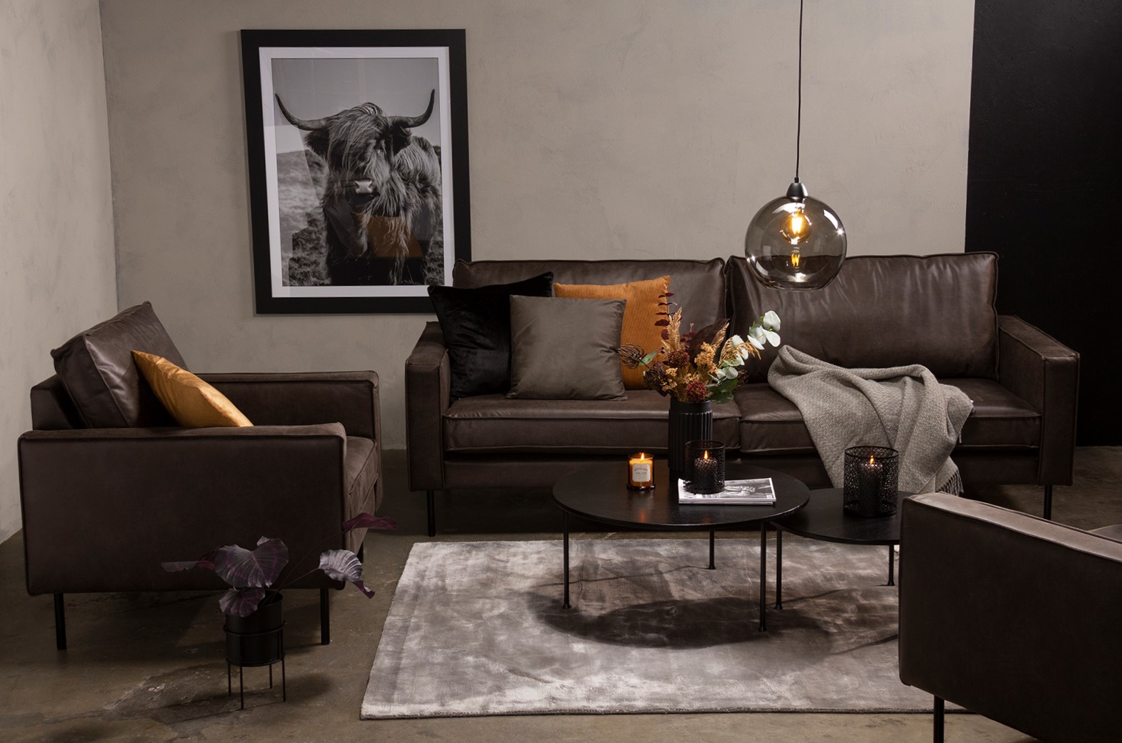 Westin 2-seter I Colorado Granitt (70% hud og 30% polyester) med sorte ben.
