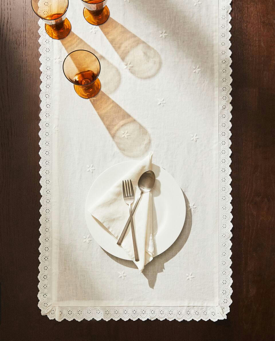 CAMINHO DE MESA DE LINHO COM ACABAMENTO EM RENDA