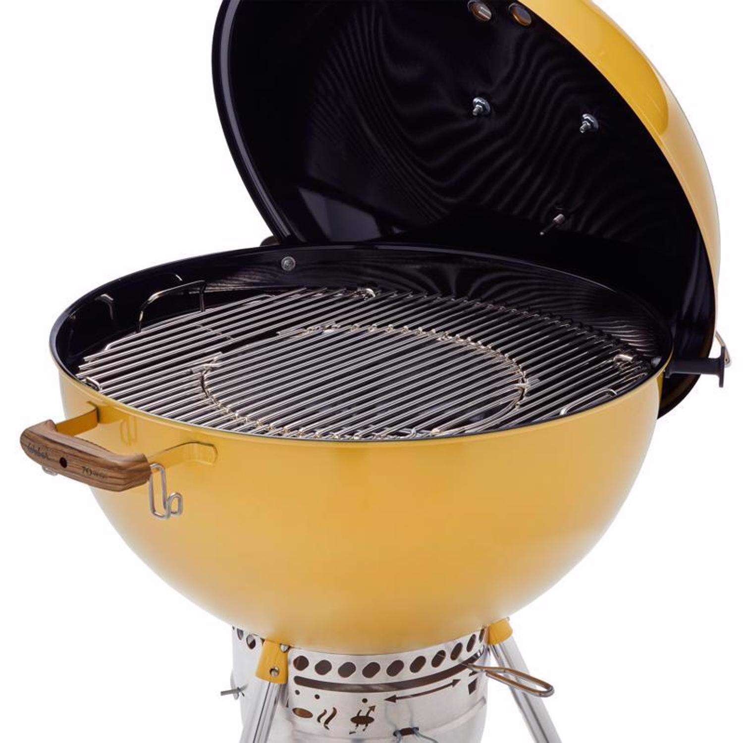Churrasqueira a carvão Weber Hot Rod de 22 polegadas, amarela.