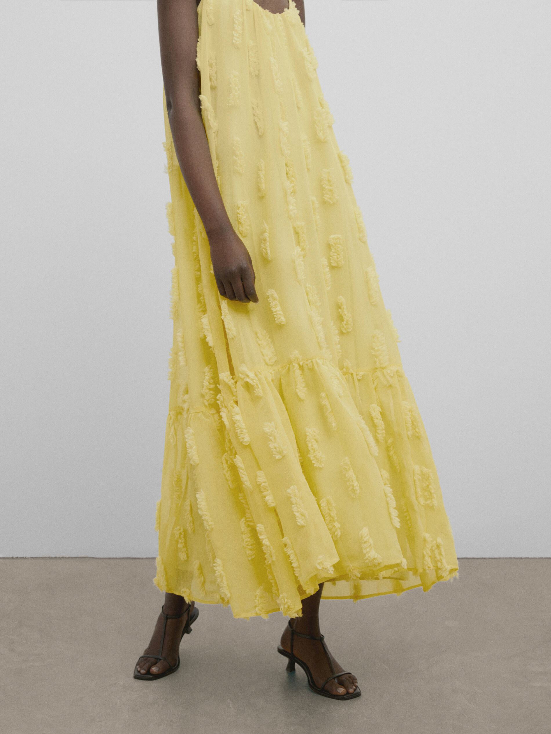 Vestido longo com estampa em relevo - Studio - AMARELO