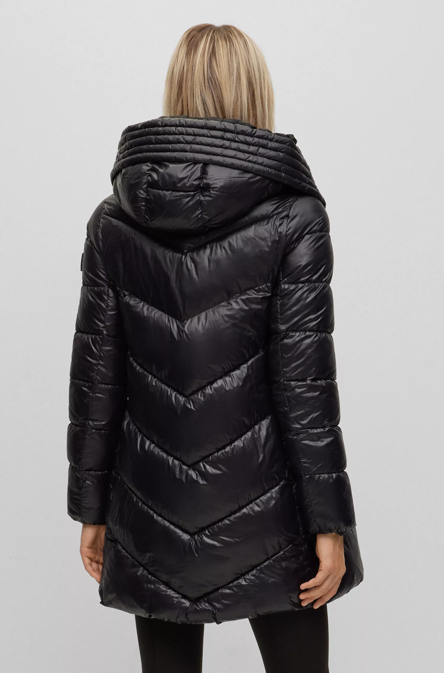 Jaqueta puffer BOSS preta, corte regular, em tecido brilhante repelente à água.