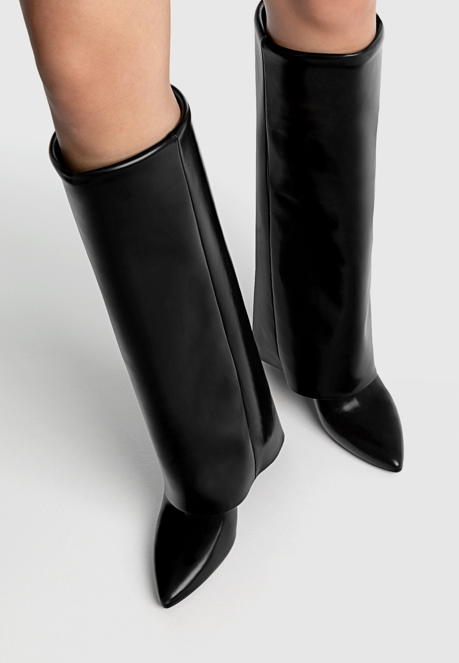 Botas pretas de salto alto
