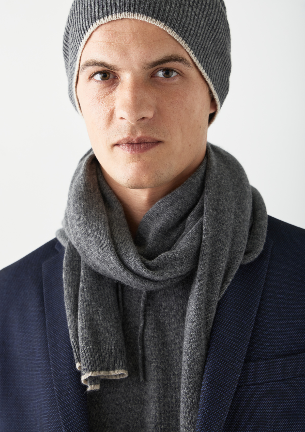 Bonnet en maille unie grise