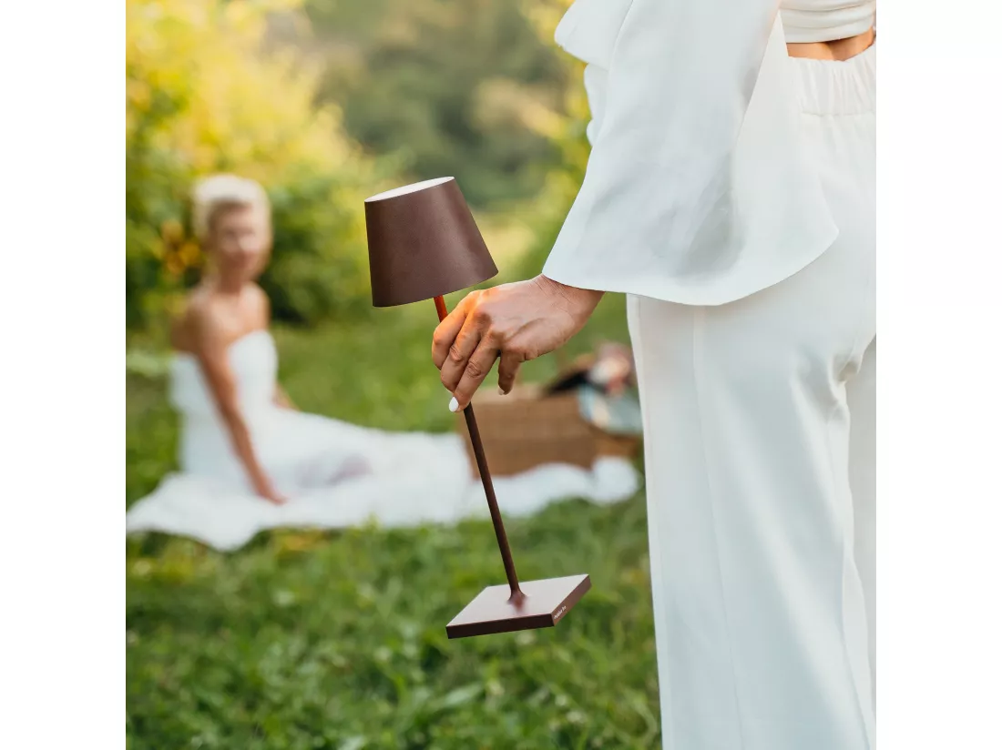 Lampe LED Poldina Pro Corten rechargeable IP65 usage extérieur, dimmable avec autonomie jusqu'à 12 heures