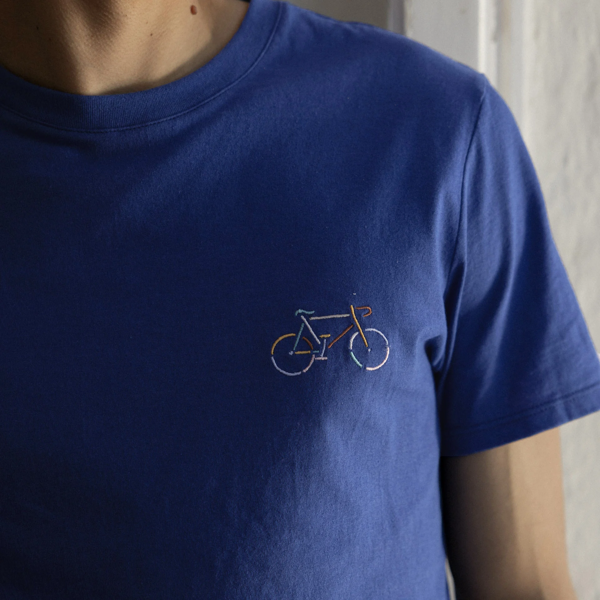 T-shirt bleu indigo vélo brodé coton et coton recyclé - modèle arcy
