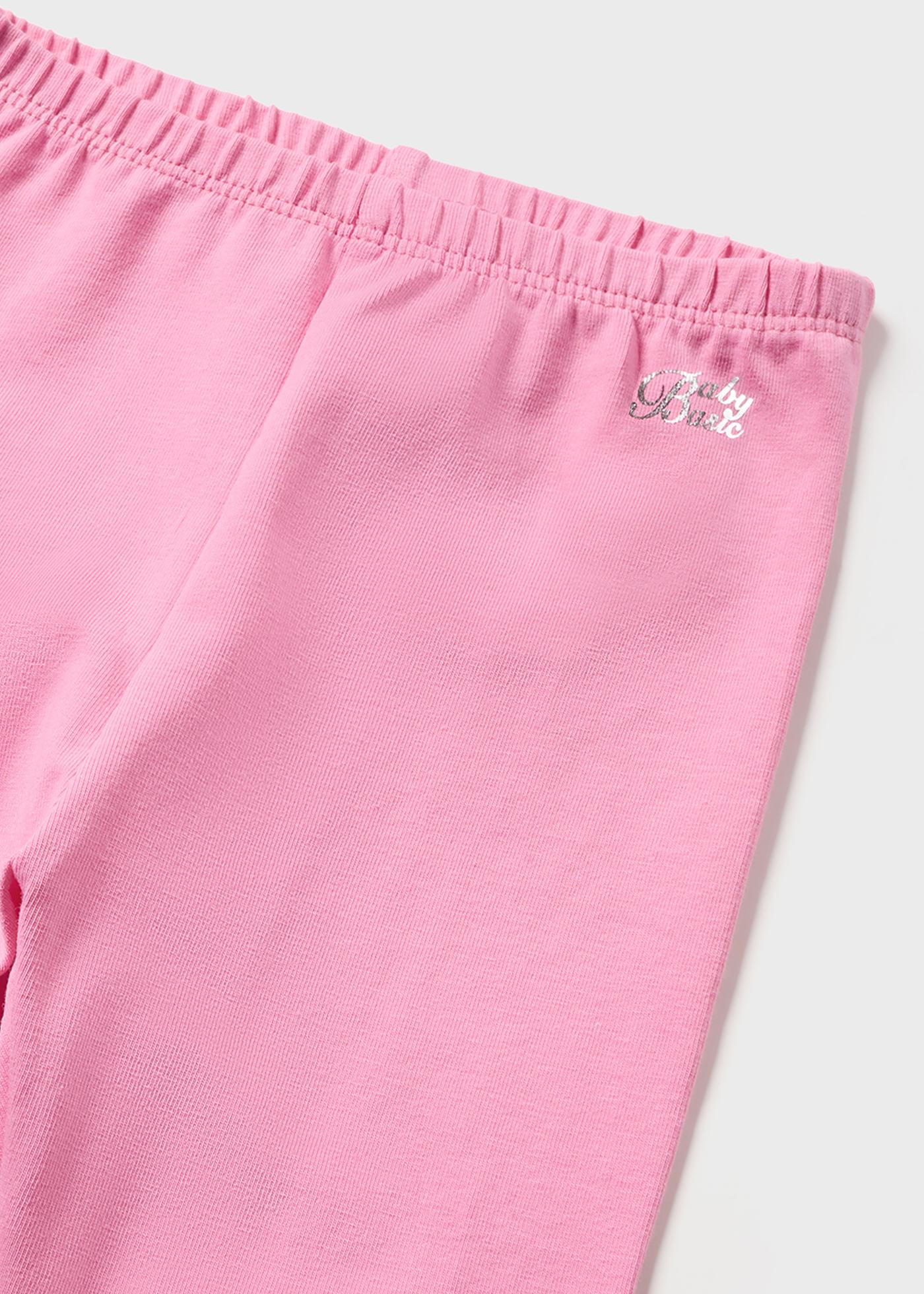 Calças legging curtas básicas para bebês, feitas de algodão sustentável.