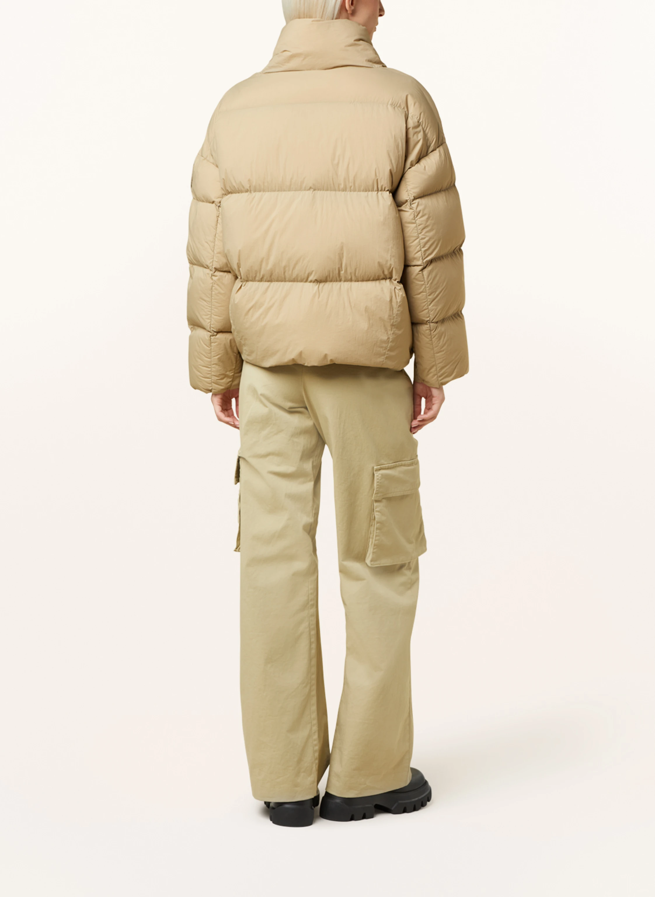 Blauer Daunenjacke