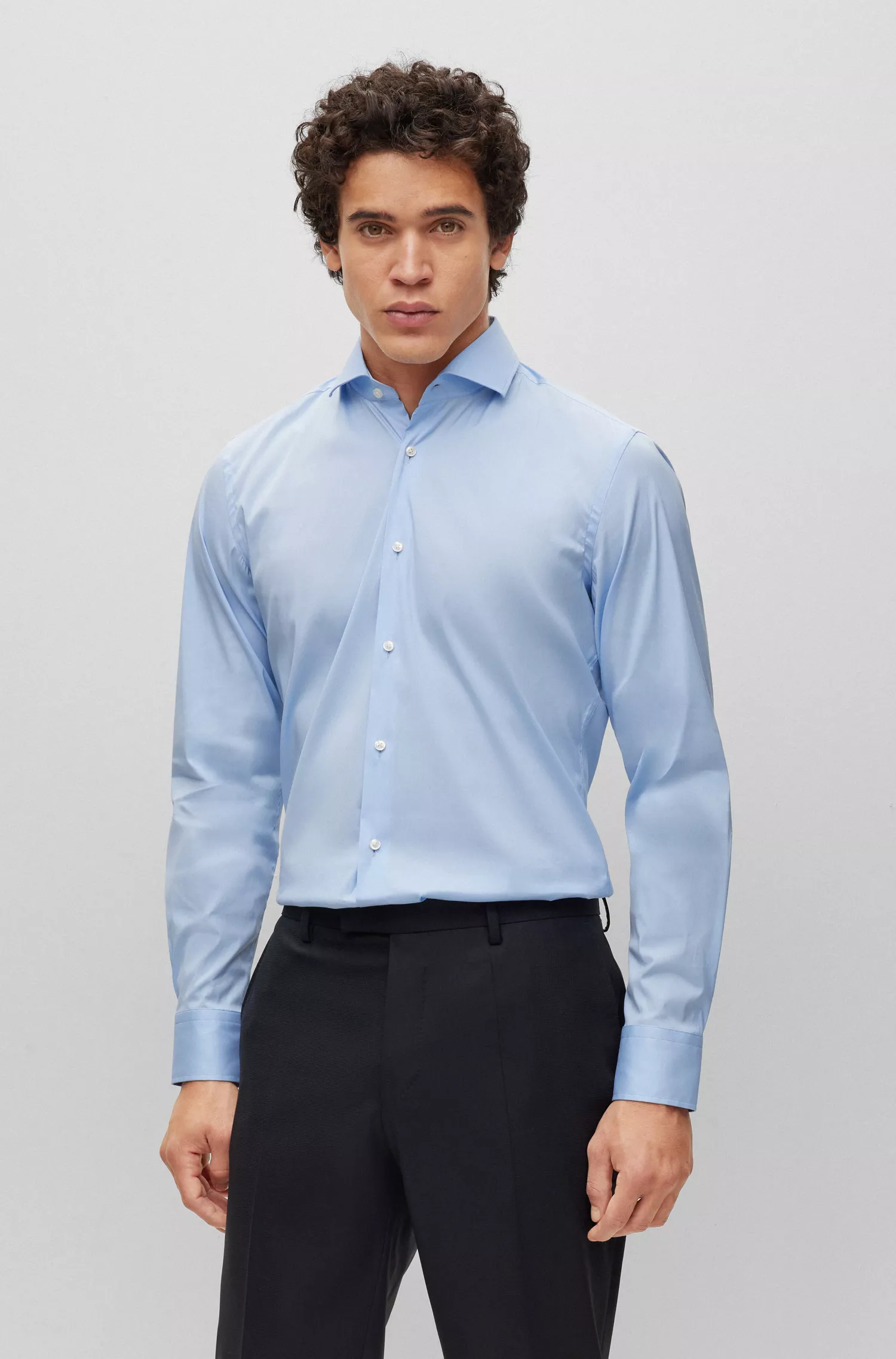 Camisa BOSS preta de corte slim, confeccionada em popeline de algodão misto de fácil de passar.