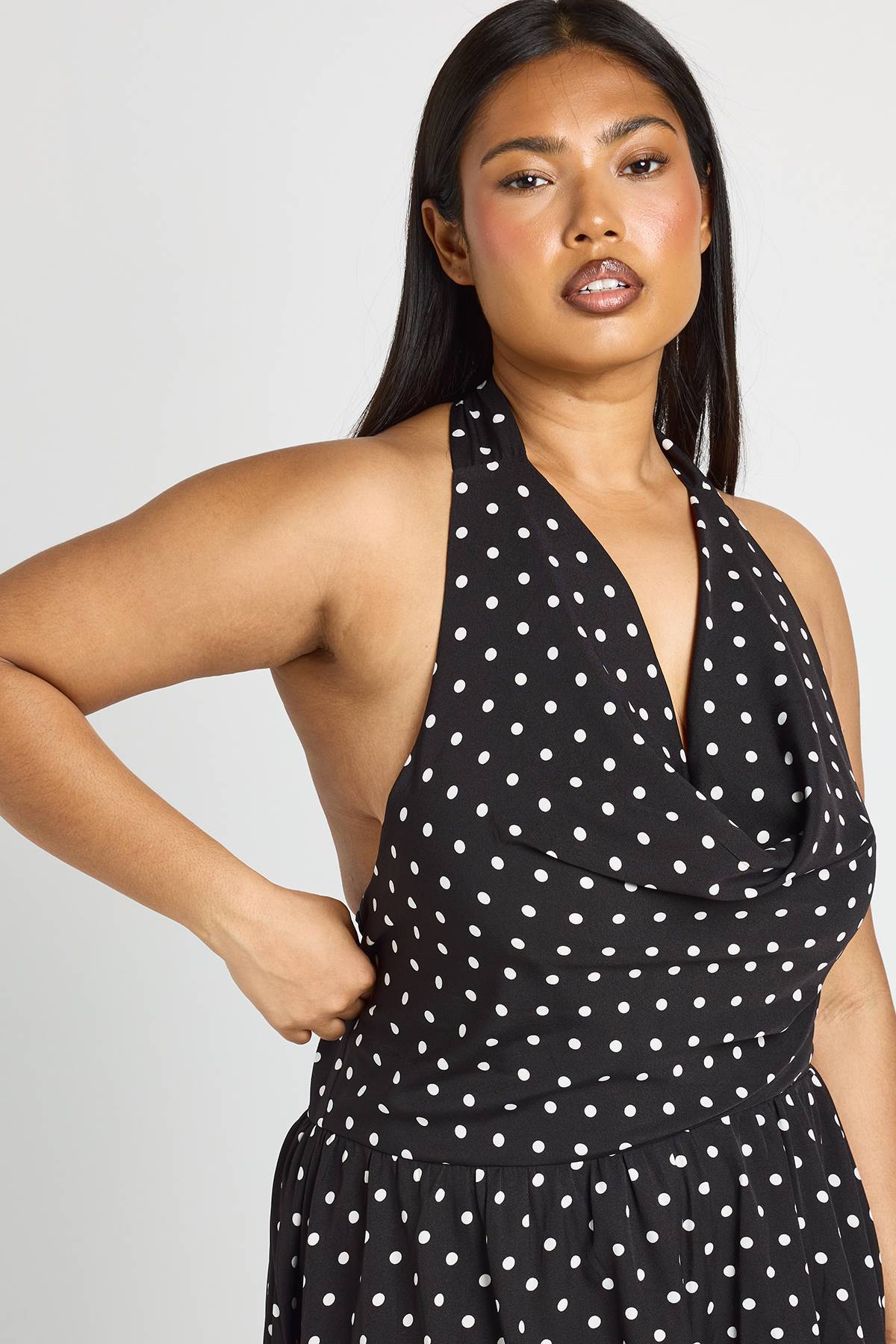boohoo Robe Patineuse Grande Taille À Pois Avec Col Bénitier