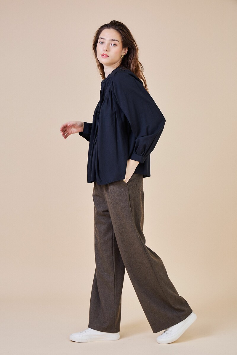 ATÉ BREVE<br>Blusa com gola mandarim e fechamento por botões