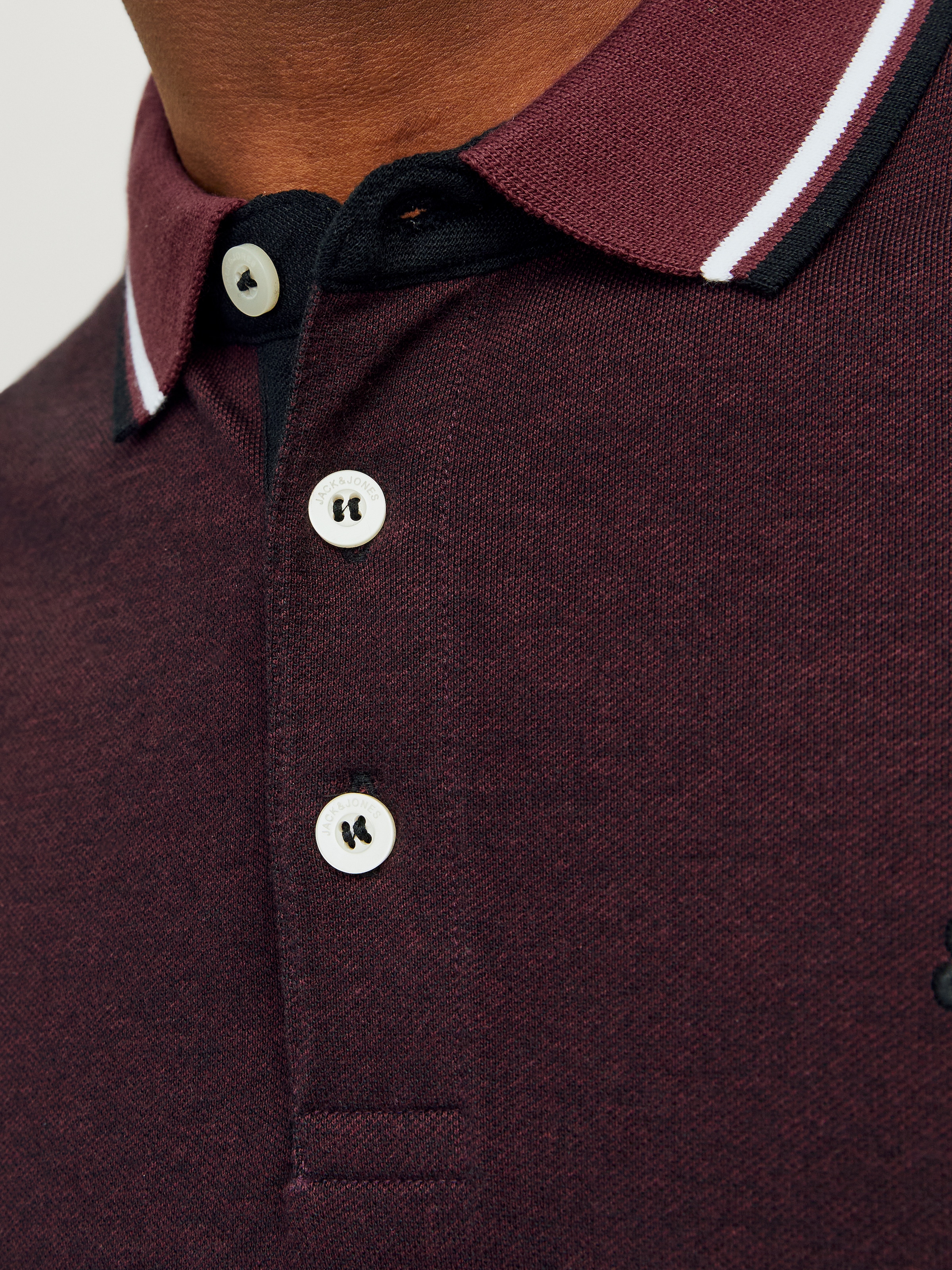Jack & Jones Poloshirt »JJEPAULOS  Poloshirt mit klassischem Kragen und figurbetonter Form«, Logostickerei, modisch, schmal, Baumwolle, Polokragen