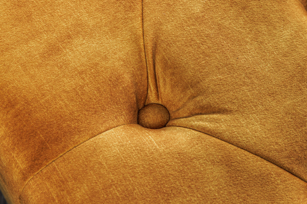 Design Fußhocker CHESTERFIELD 80cm senfgelb Samt Knopfheftung Nietenbesatz