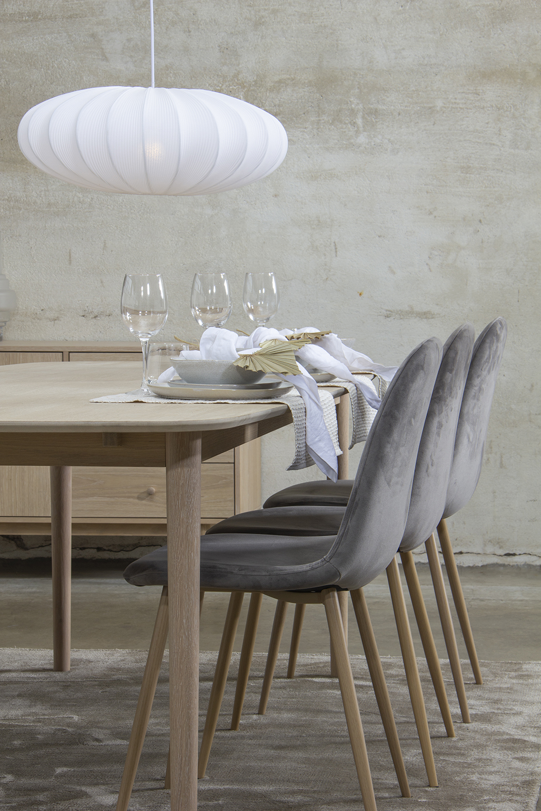 Aston spisebord Hvitoljet eikefiner med ben i heltre eik. 100x210 cm