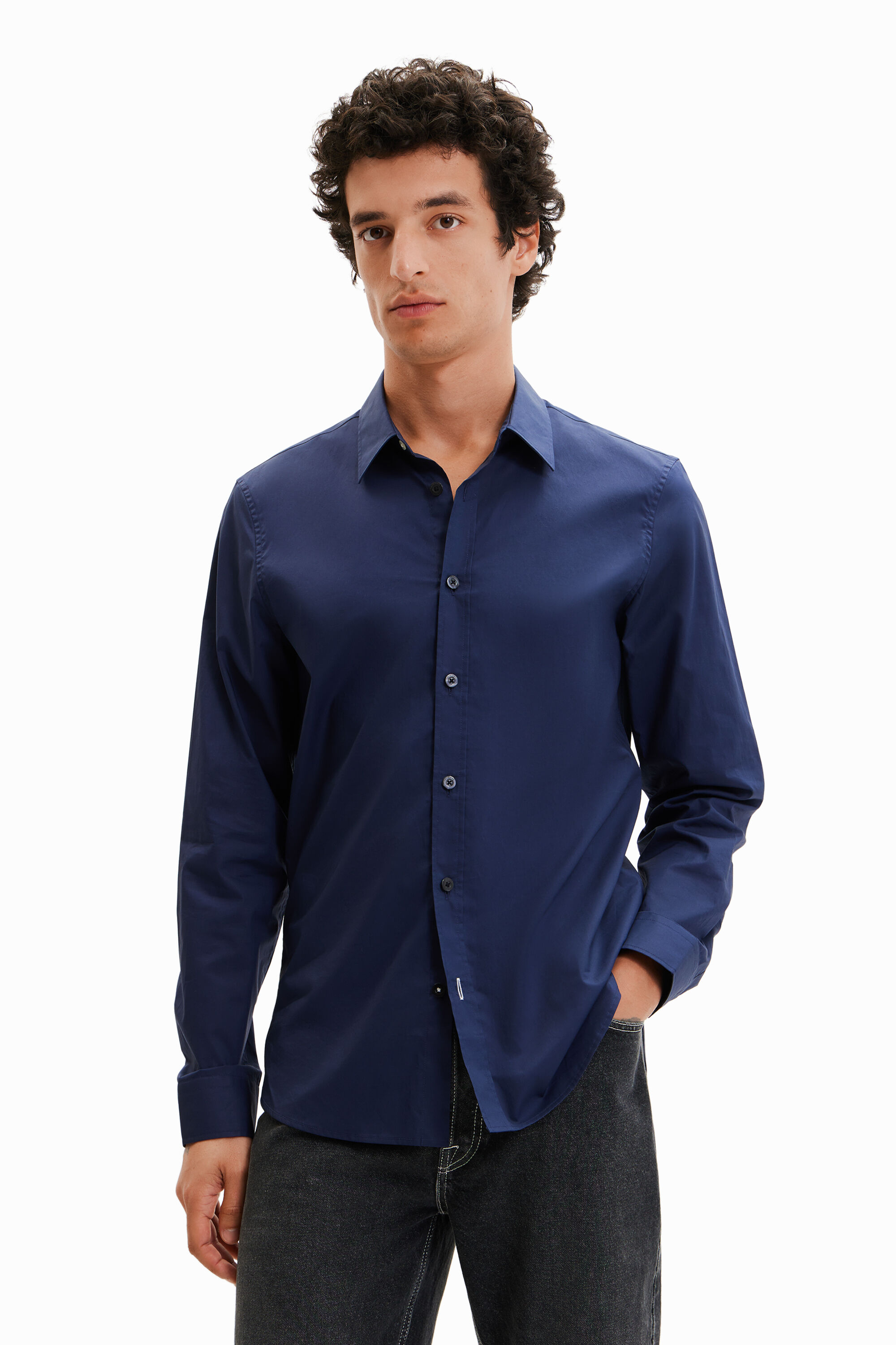 Chemise basique détails contrastants