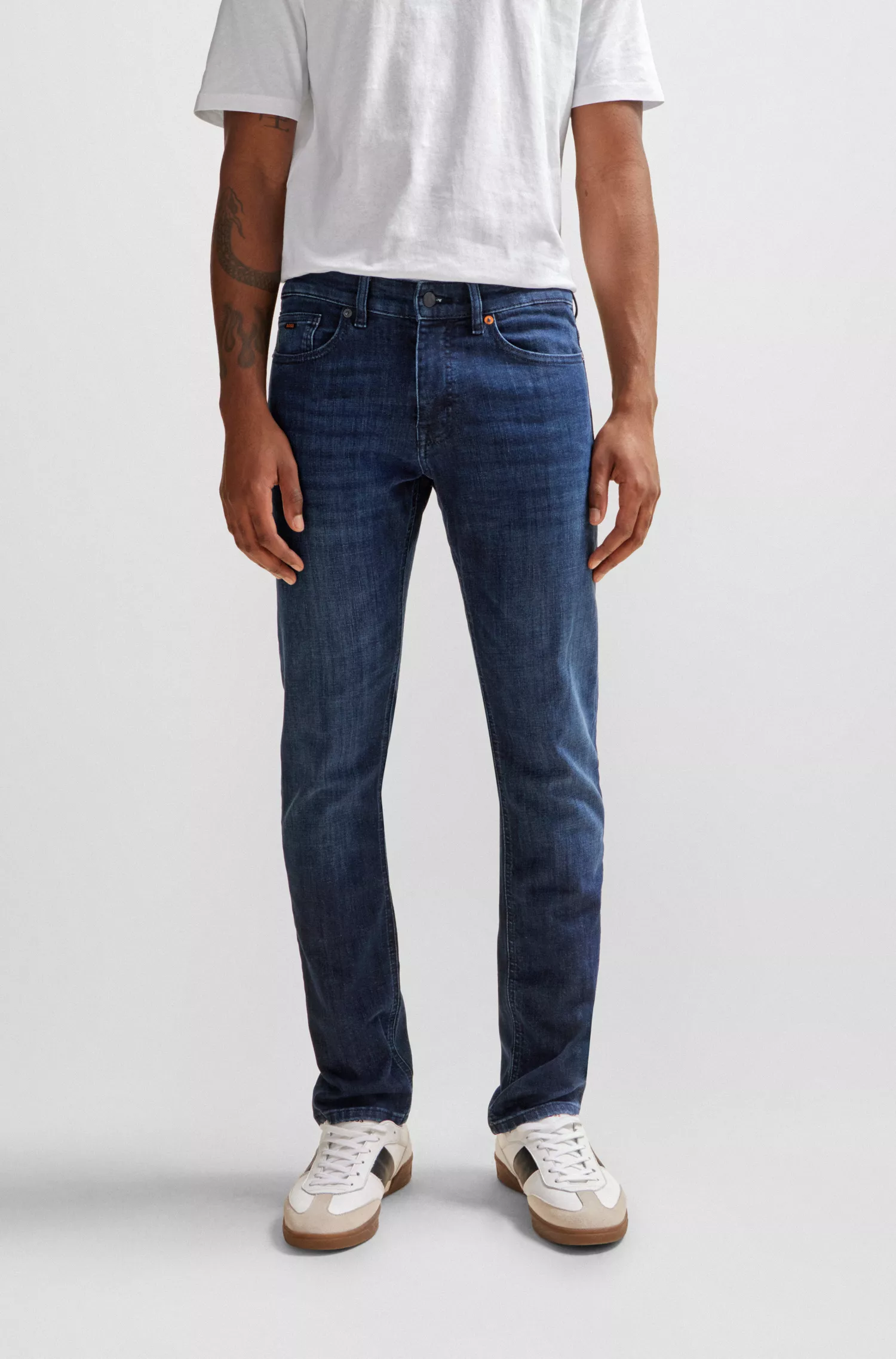 Calça jeans BOSS laranja, corte slim, em denim super elástico azul.