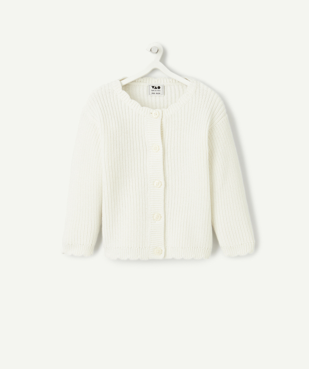 CARDIGAN BÉBÉ FILLE EN MAILLE COTON BIO ÉCRU COL FESTONNÉ