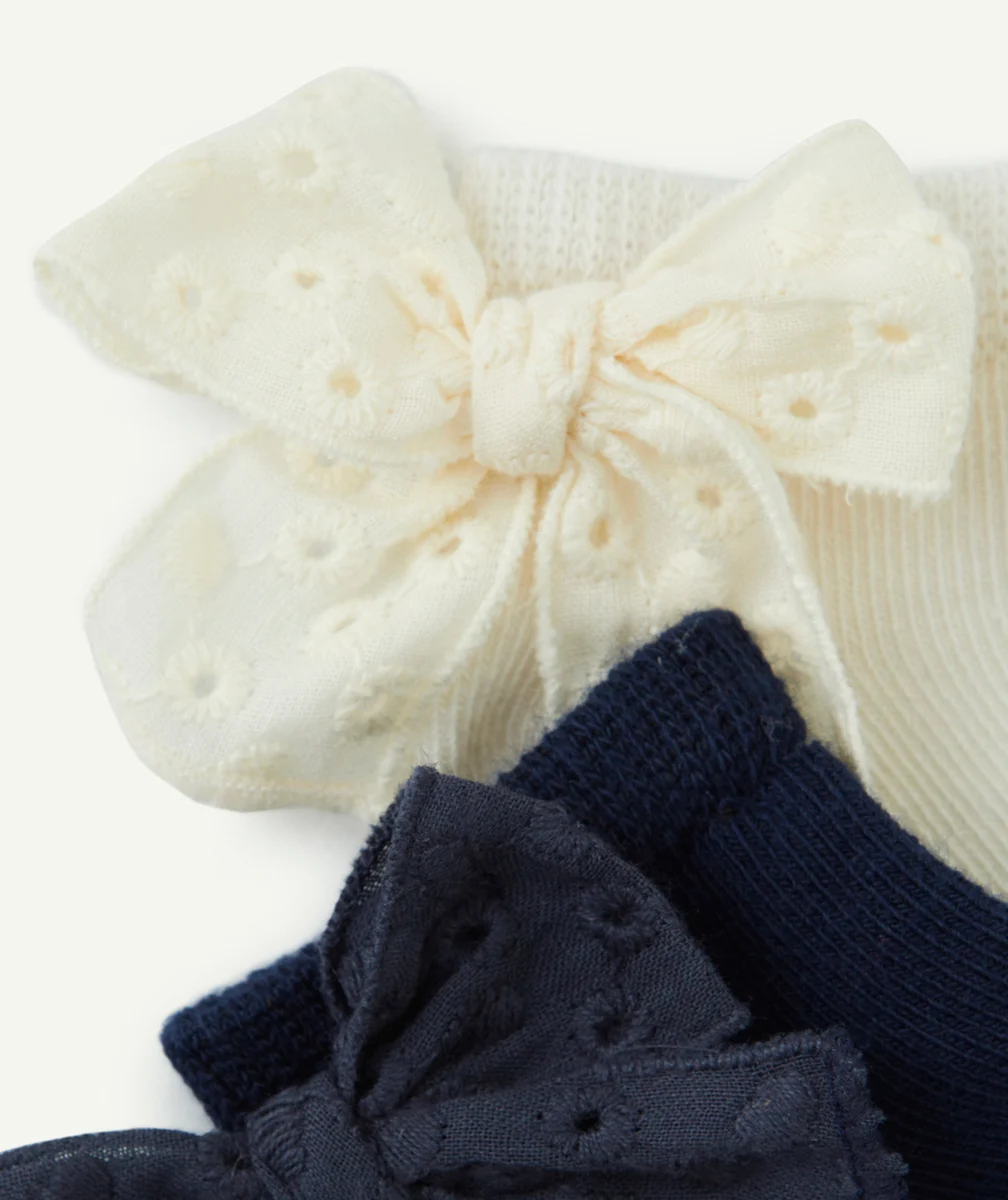 LOT DE 2 CHAUSSETTES BÉBÉ FILLE UNIES AVEC NOEUD EN BRODERIE