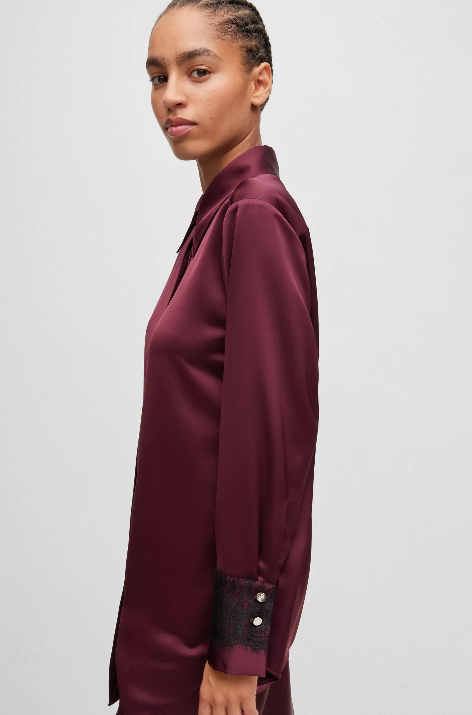 Blusa BOSS preta de corte justo em cetim com detalhes em renda.