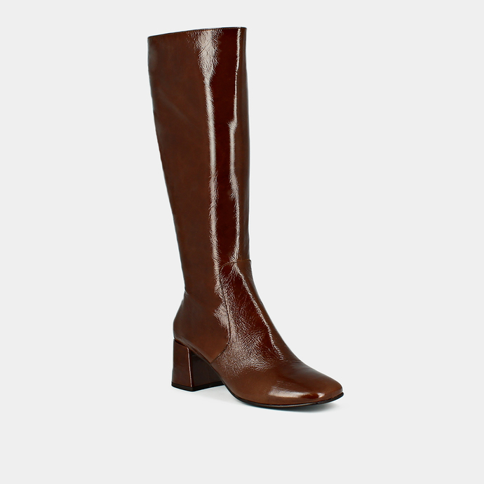 Bottines à petits talons et bouts carrés...  en cuir brillant marron