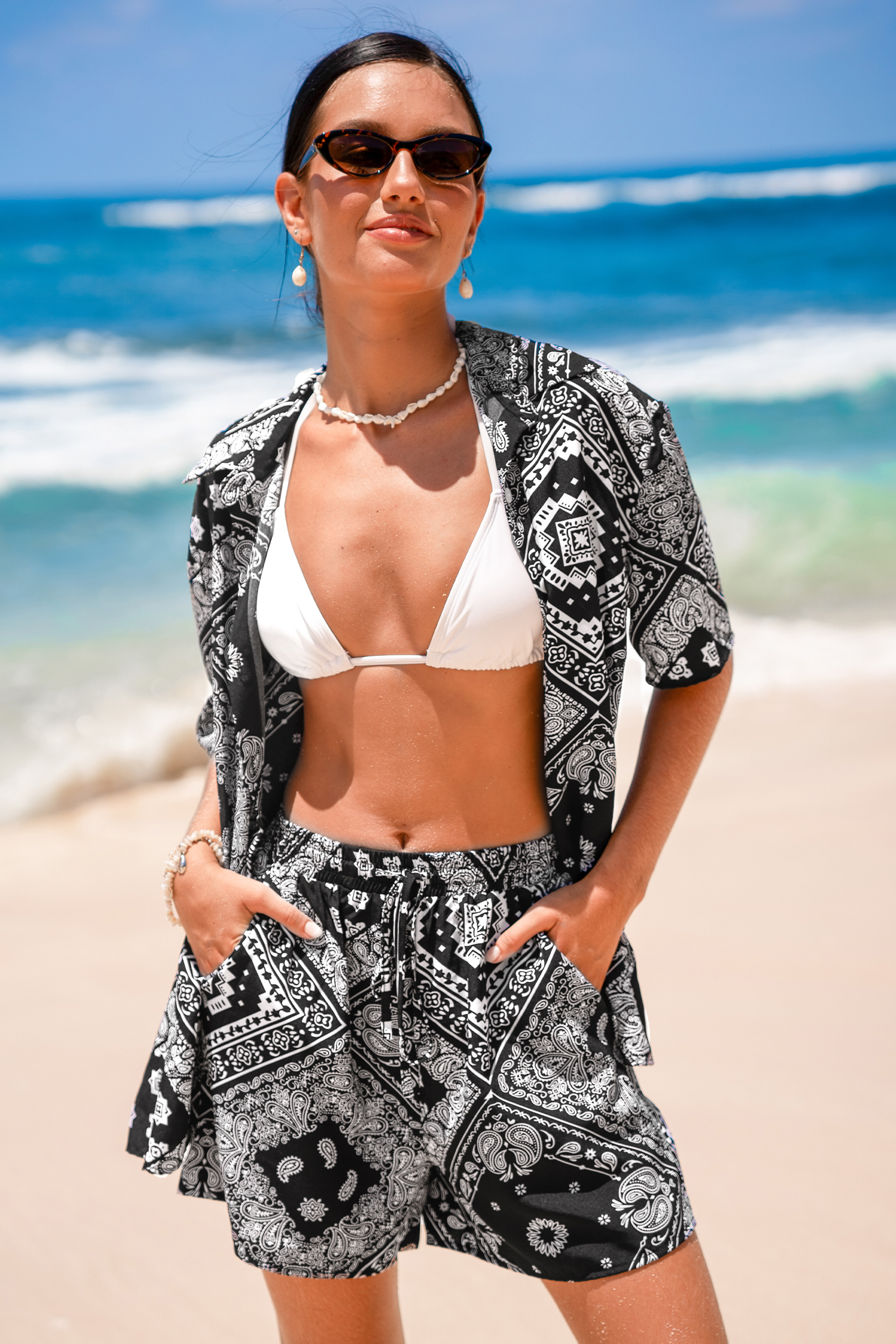 Chemise et short noir et blanc paisley