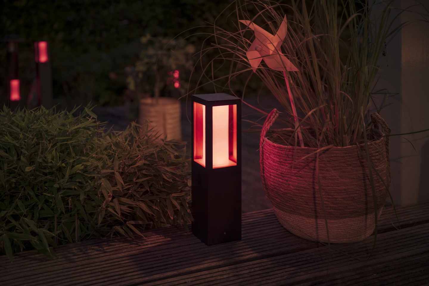 Philips Hue - Impress Pedestal 220V Outdoor - White & Color Ambiance -S