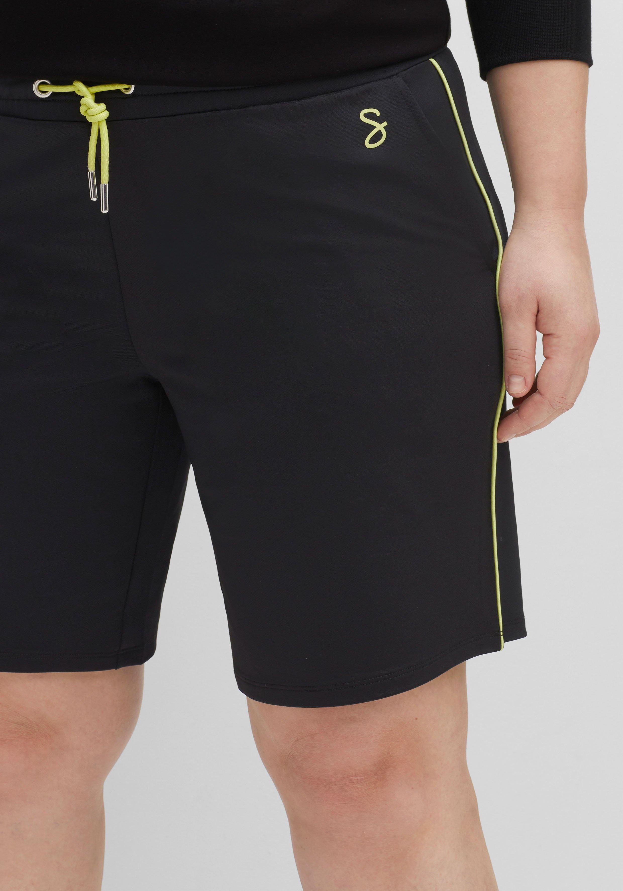 Bermudas aus Funktionsmaterial, mit Kontrastdetails