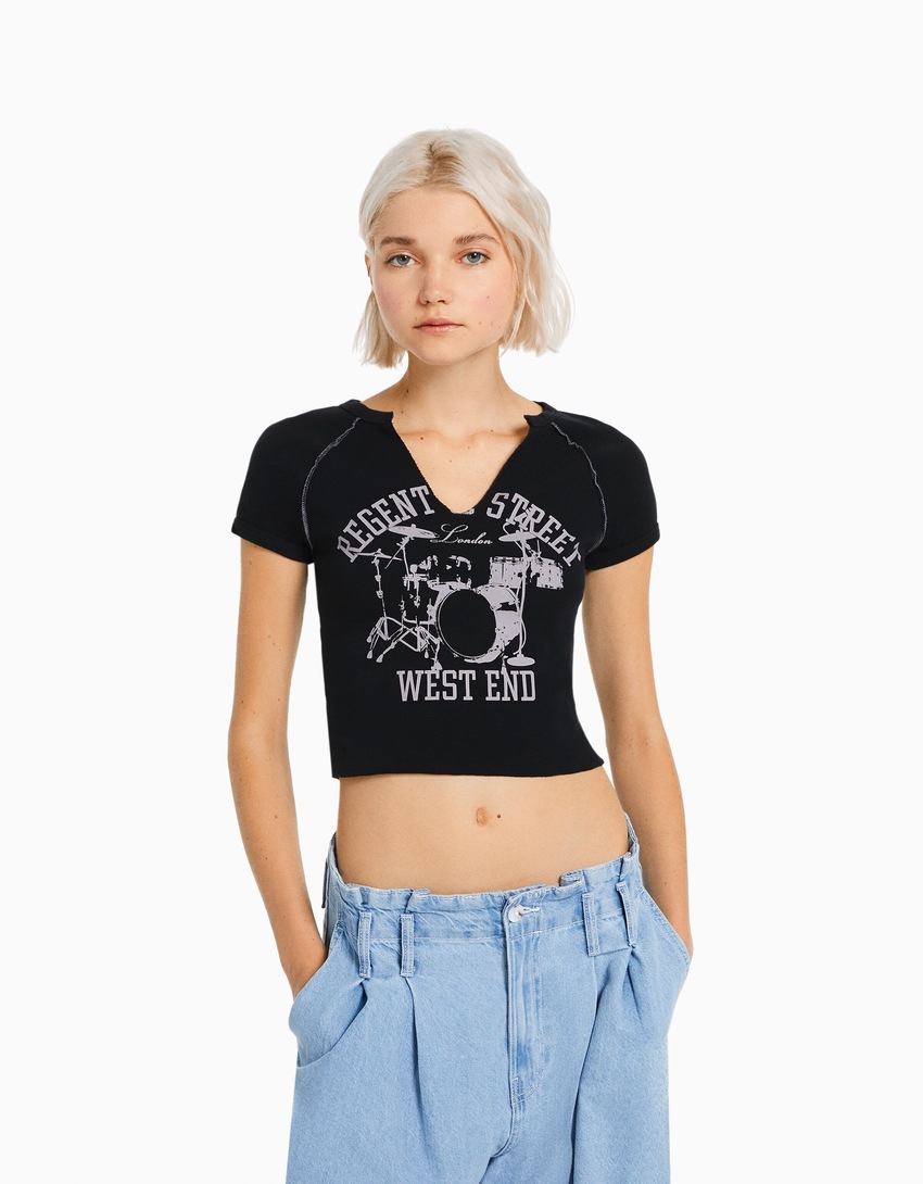 Camiseta de manga curta com costuras contrastantes.
