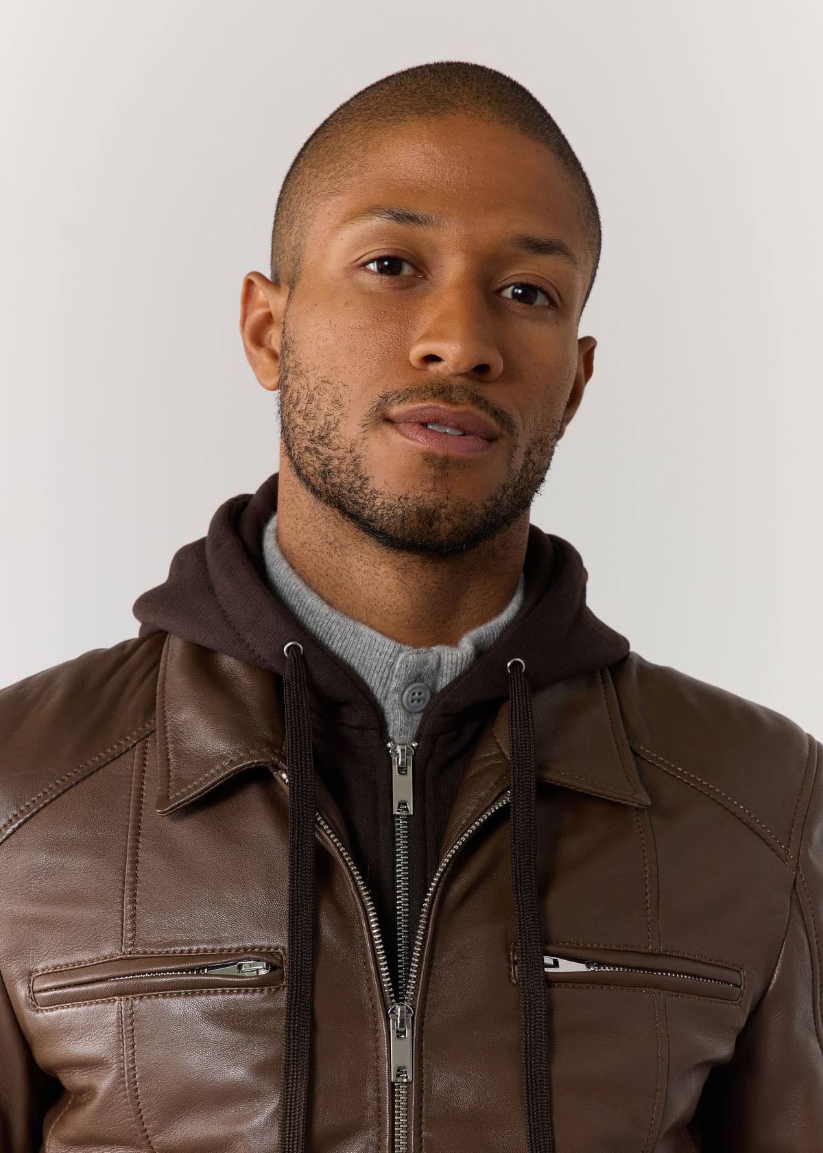Blouson en cuir uni taupe à capuche amovible
