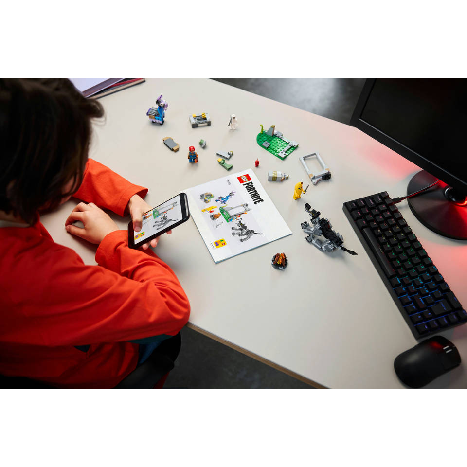 LEGO Fortnite Peely en Sparkplugs kamp 77075
