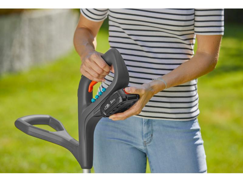 GARDENA Akku-Trimmer SmallCut 23/18 V P4A Ready-To-Use Set Besonders leichter Akku-Trimmer für müheloses Trimmen von Rasenkanten