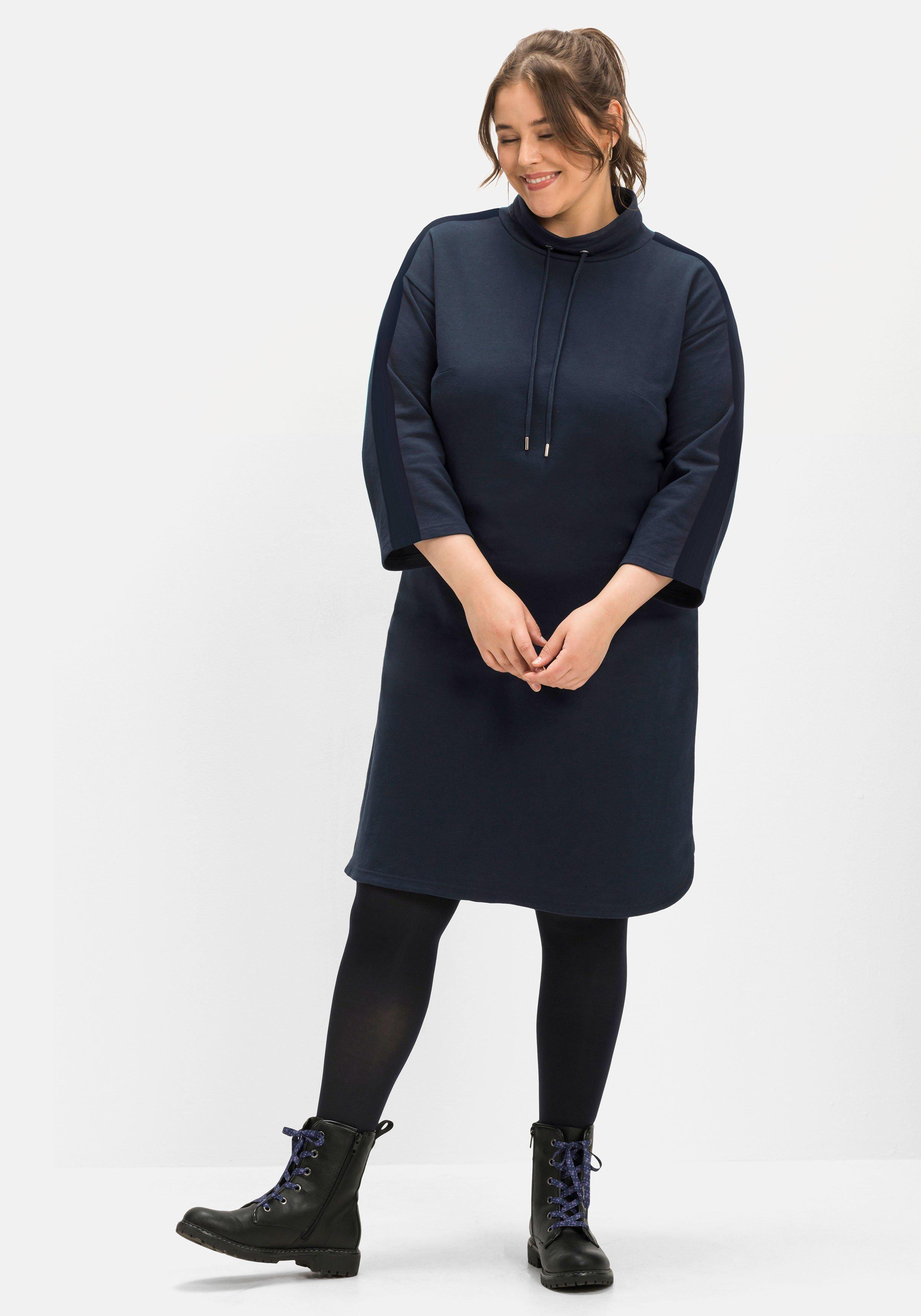 Sweatkleid mit Streifentape an Arm und Schulter