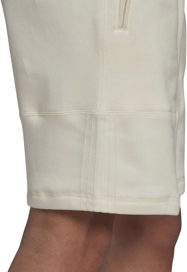 adidas Adicolor Clean Classics 3-Stripes shorts Gul